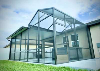 Screen Eoom with half insulated roof