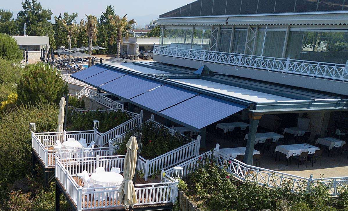 Retractable awnings - covered outdoor dining restaurant