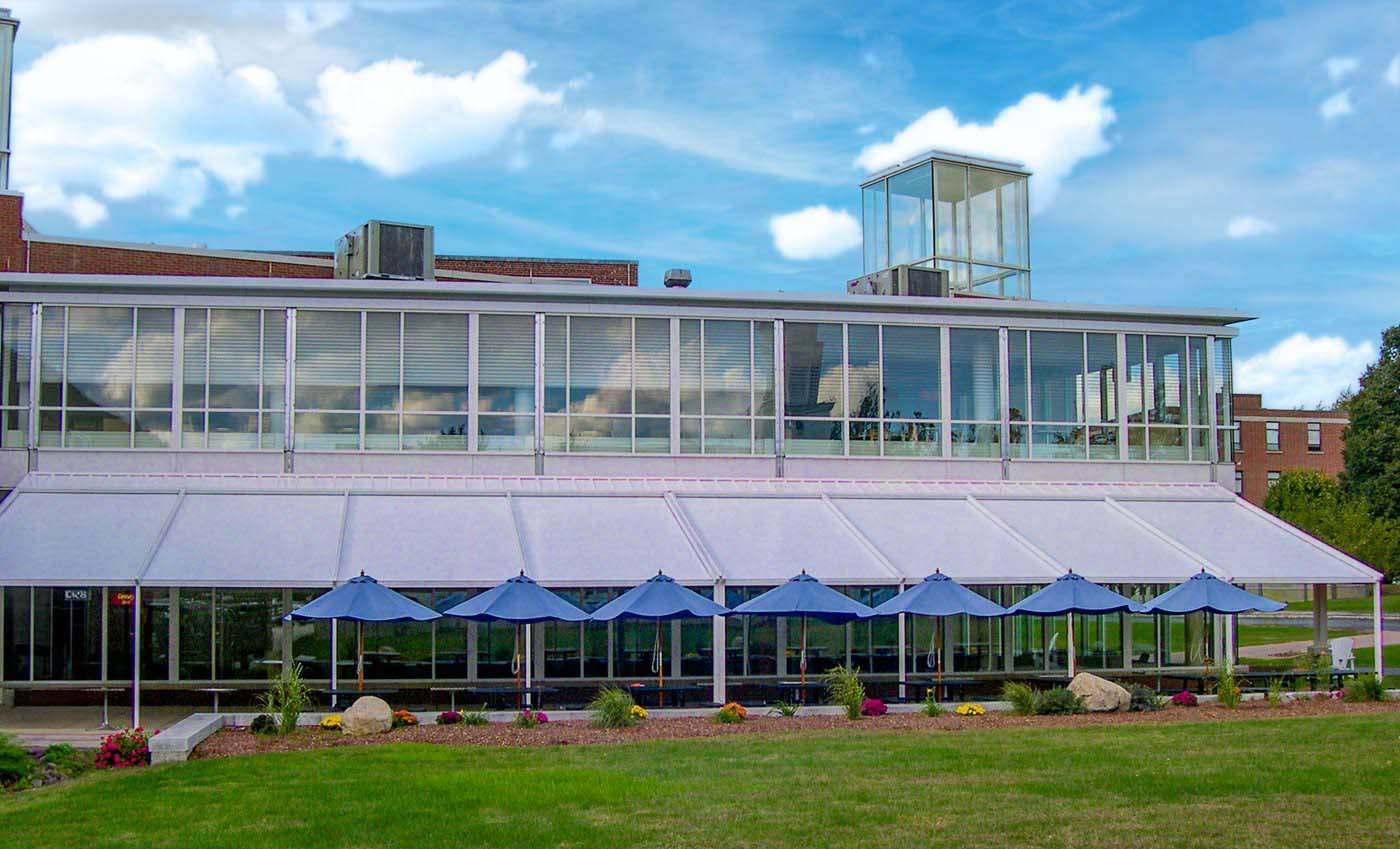 retractable pergola outdoor dining - covered